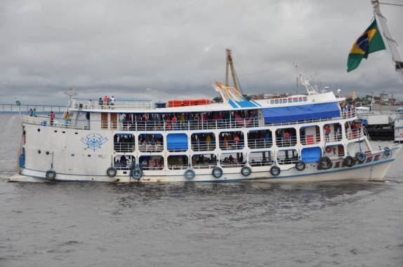 Barco deixa o  porto de Manaus - AM carregado de passageiros